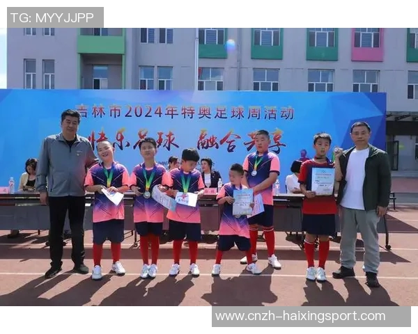 感谢足球教练的辛勤付出与无私奉献让我们在球场上成长与进步 感谢足球教练的辛勤付出与无私奉献让我们在球场上成长与进步