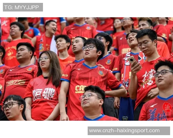 足球周边文化的多元发展与球迷生活的深度融合探讨 足球周边文化的多元发展与球迷生活的深度融合探讨